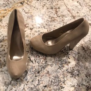 Nude Pumps